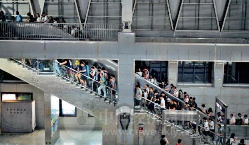 个税起征点提高至5000 元，意味着将有更多人不必再缴个税。 《中国经济周刊》首席摄影记者 肖翊 摄