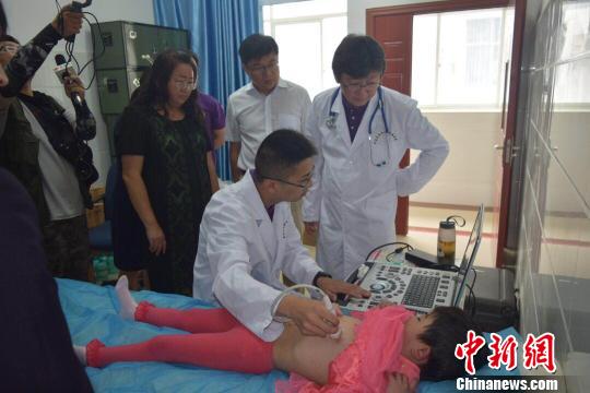 图为项目为山区青少年进行义诊活动和筛查活动。　云南青基会供图 摄