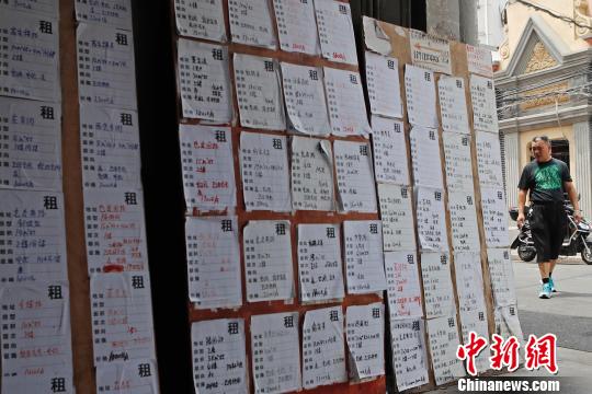 在蓬莱路上的一些老房子门外，都张贴有房屋租赁信息，每天都有不少人经过驻足观看。　殷立勤 摄