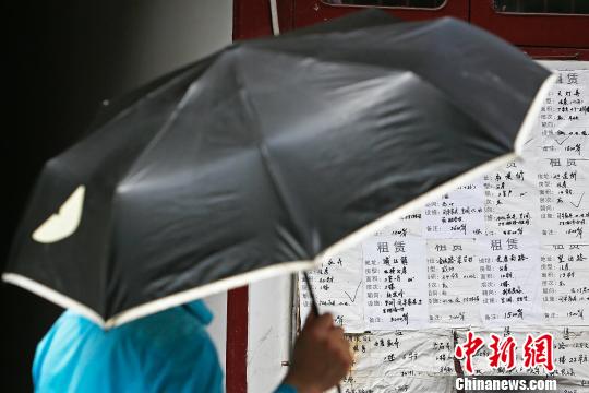 在蓬莱路上的一些老房子门外，都张贴有房屋租赁信息?！∫罅⑶?摄