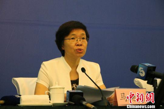 山东省食品药品监督管理局局长马越男在发布会上介绍有关情况?！≌韵?摄