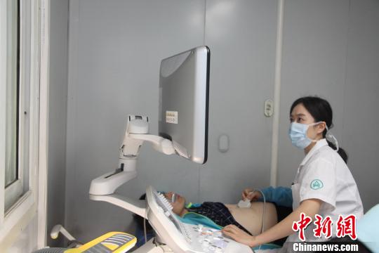 资料图：图为医生正在为病人做彩超检查?！≌韵?摄