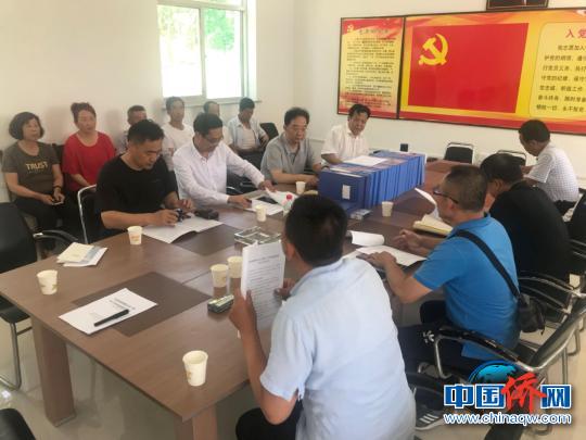 山西省外侨办主任武绍忠在沟门前村调研。　胡健 摄