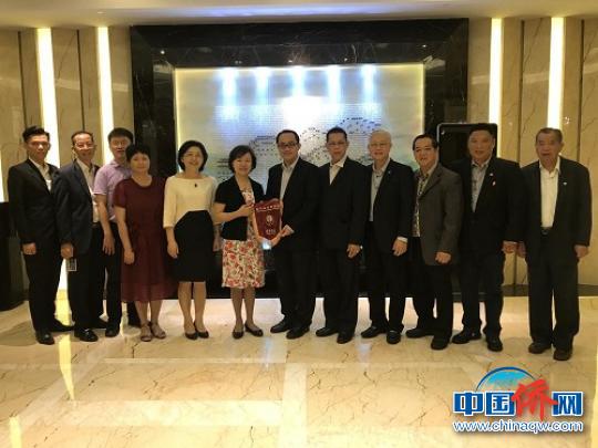 中国侨网参访团与省侨联副主席、厦门市侨联主席潘少銮，厦门市委统战部副部长蔡林娜合影?！∫缎∩骸∩? style=