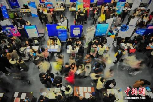 在“抢人大战”中，一些城市的落户门槛一降再降。图为天津举行的一场招聘会 。 <a target='_blank' href='http://www.chinanews.com/'>中新社</a>记者 佟郁 摄