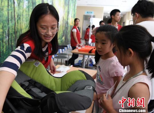 本次“儿童无伤害日”行动以“伤害远离儿童，健康成就梦想”为主题。　孙国根 摄