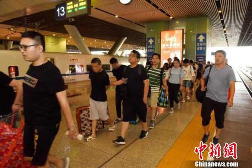 图为，抓捕现场 唐时杰 摄