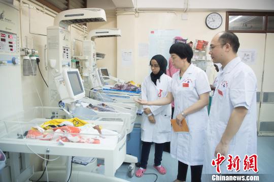 专家团队在桑格巴尔奔巴岛阿卜杜拉？姆才医院儿科病房查房指导?！±钇?摄