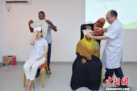 专家们分组为学员们进行手把手的带教培训?！±钇?摄