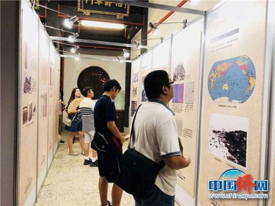 中国侨网观众在仔细端详侨批展板的故事与内容。