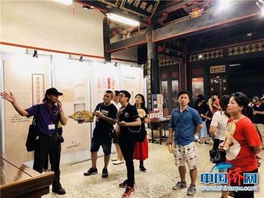 观众在认真听侨批展览讲解。