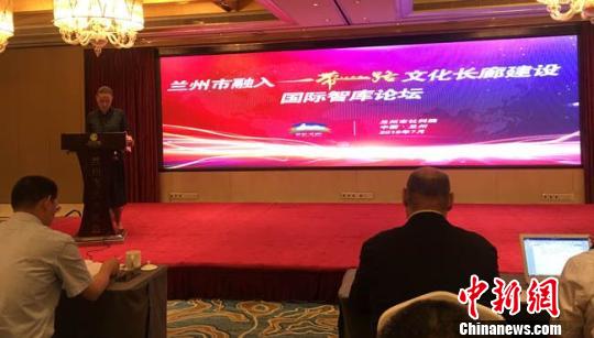 论坛中，来自丝绸之路经济带沿线国家俄罗斯和吉尔吉斯斯坦两国，以及国内学术卓越的6位智库学者就兰州“一带一路”文化长廊建设分别做了主题发言。图为学者发言现场。　张婧 摄