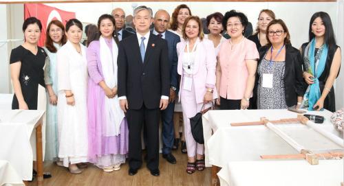 中国侨网汪文斌同突妇联主席杰尔比、妇女代表及中国刺绣专家合影。