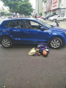 老人被撞遭司机和围观者指责碰瓷 警方还原真相