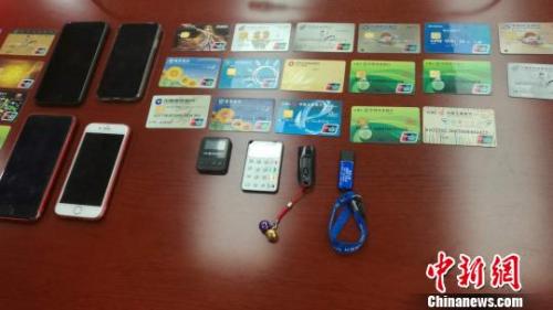今年6月，长沙市公安局雨花分局侦破一起特大跨境电信诈骗专案。图为警方收缴的涉案物品。 沈庆红 摄