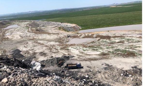 图5 部分排土场违规堆放，生态环境风险隐患突出