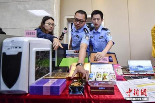 资料图：2017年5月11日，警方向媒体介绍涉案的虚假保健品。 <a target='_blank' href='http://www.chinanews.com/'>中新社</a>记者 陈骥旻 摄