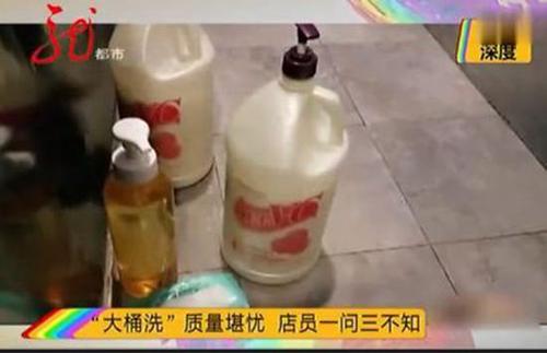 理发师为啥总戴手套给你洗头？问题竟出在洗发水上