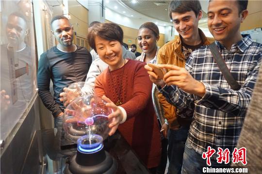 中国侨网资料图：华南理工大学留学生参观广州从化抽水蓄能水电站。 受访者供图