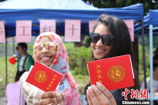 华南理工大学留学生参与义务献血。资料图?！∈芊谜吖┩?摄