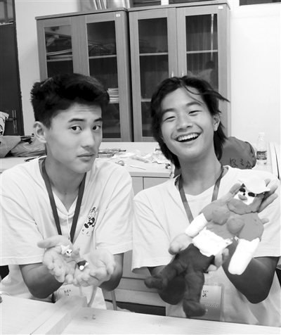 营员制作惠安女泥人。