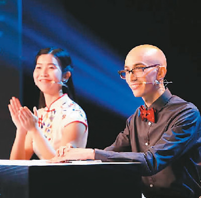 　来自美国的艾墨本获得“汉教英雄会”季军。图为艾墨本(右一)在比赛中。