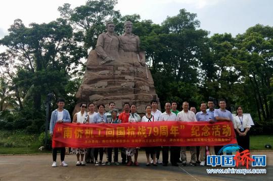 中国侨网?？谑星任窀刹?、南侨机工眷属、社区归侨侨眷为“南侨机工”雕像敬献鲜花，瞻仰缅怀。　刘阳　摄
