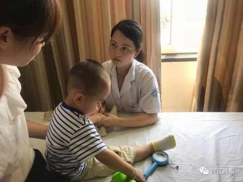 神秘女子在电梯间放了袋辣椒 邻居看完都微微一笑