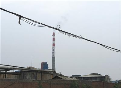 4月26日，张文奇举报过的广源纸业正在生产。新京报记者高敏摄