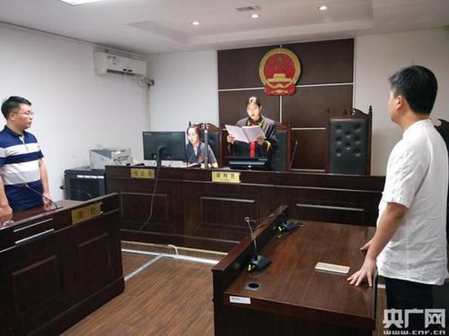 作家新书悬赏一错千金 教授找出172处错误索17万