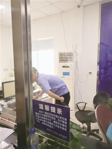 交警办事厅冷热两重天:工作人员吹空调 群众受煎熬