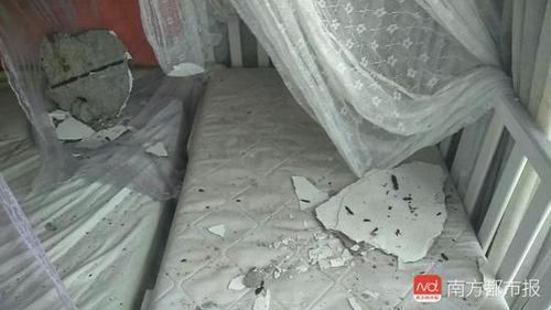小区房内天花板突然脱落 20斤水泥块砸向熟睡孩子