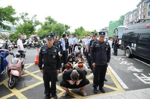 他疯狂打赏女主播还日赚50万 警察发现背后秘密