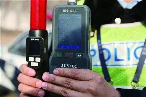 女司机酒驾被查躺地撒泼:我是女的 你们不能碰我