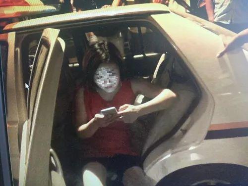 女司机酒驾被查躺地撒泼:我是女的 你们不能碰我