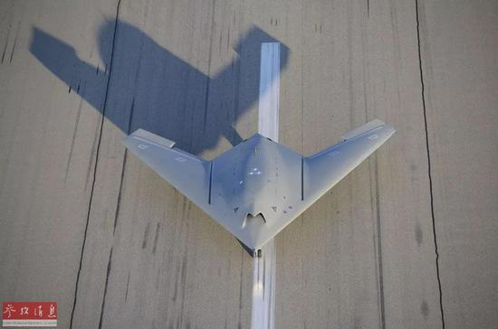 ▲资料图片：一架欧洲“神经元”无人机原型机从法国伊斯特尔的机场起飞，进行首次飞行测试。