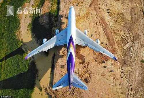 田地里有飞机！泰国村民一觉醒来被波音747惊呆