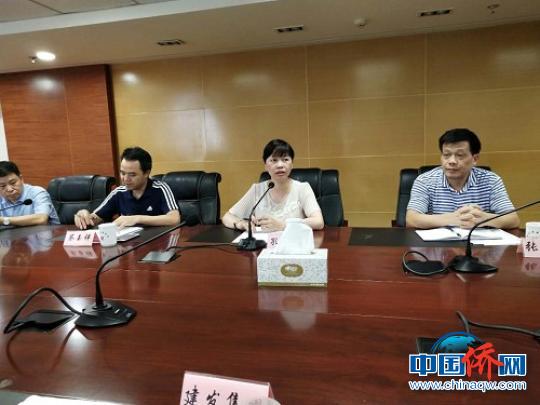 中国侨网孔副会长（右二）介绍有关企业出国境政策。