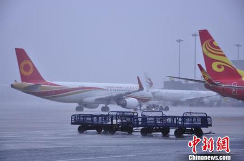 极端天气已致成都机场336个航班延误或取消