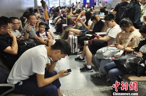 成都机场遭遇雷暴和强降雨等极端天气，致成都机场336个航班延误或取消?！÷揽∶?摄