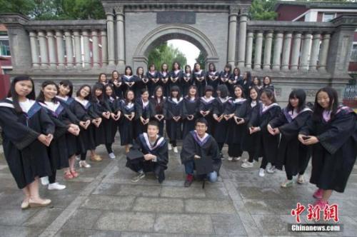 资料图：山西大学毕业生在校园拍摄毕业大合影。<a target='_blank' href='http://www.chinanews.com/'>中新社</a>记者 张云 摄