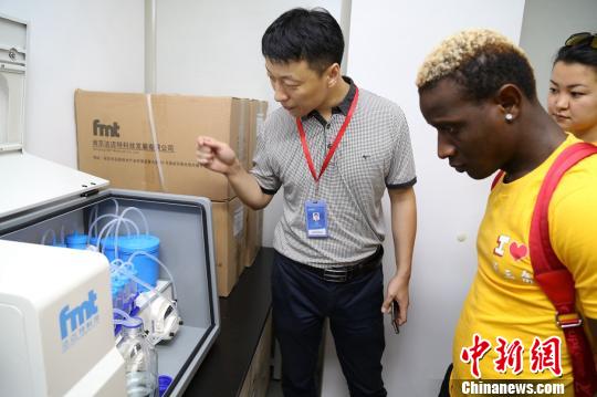 洋学生们在参观一家座落在上海张江高新园区的生物医药科技有限公司?！≈Ｒ萁?摄