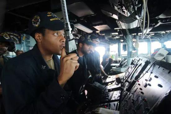 马斯汀号上的美军舰员正在指挥海上补给。