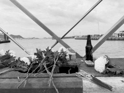 遇难同胞“七日祭”现场。 点击进入下一页