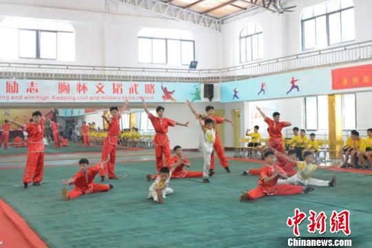 开营式上的武术表演?！∷锖?摄