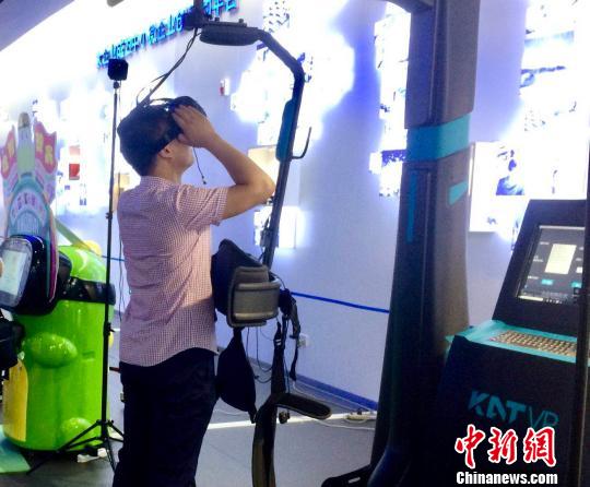 两岸媒体人体验科技产品。郭其钰 摄