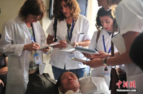 资料图：7月10日，“洋中医”认真记笔记。近日，11名西班牙“洋中医”来到位于昆明市的云南省中医院，开始为期3周的推拿和针灸学习。近年来，随着国际社会对中医的关注度不断提高，越来越多的外国人来中国学习这门古老医术，云南省中医院每年都要接收约200名来自国外的医生和留学生进修学习。<a target='_blank' href='http://www.chinanews.com/'>中新社</a>记者 刘冉阳 摄