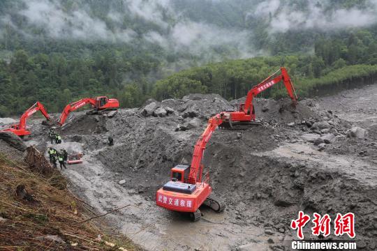 图为抢通机械双向作业，顺利“会师”。武警某部交通三支队供图