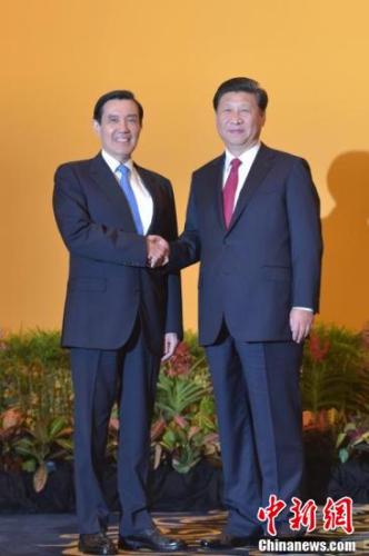 资料图：2015年11月7日下午，习近平、马英九在新加坡香格里拉大酒店会面。15时许，两人相向而行，握手致意。 <a target='_blank' href='http://www.chinanews.com/'>中新社</a>记者 廖攀 摄