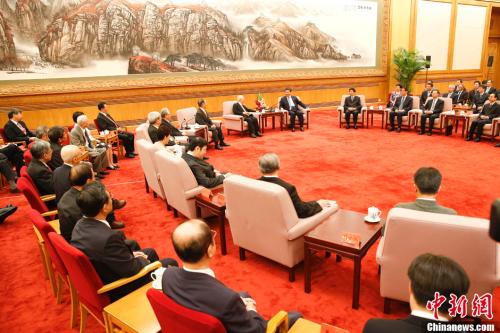 资料图：2014年9月26日，中共中央总书记习近平在北京人民大会堂会见台湾和平统一团体联合参访团。<a target='_blank' href='http://www.chinanews.com/'>中新社</a>发 盛佳鹏 摄